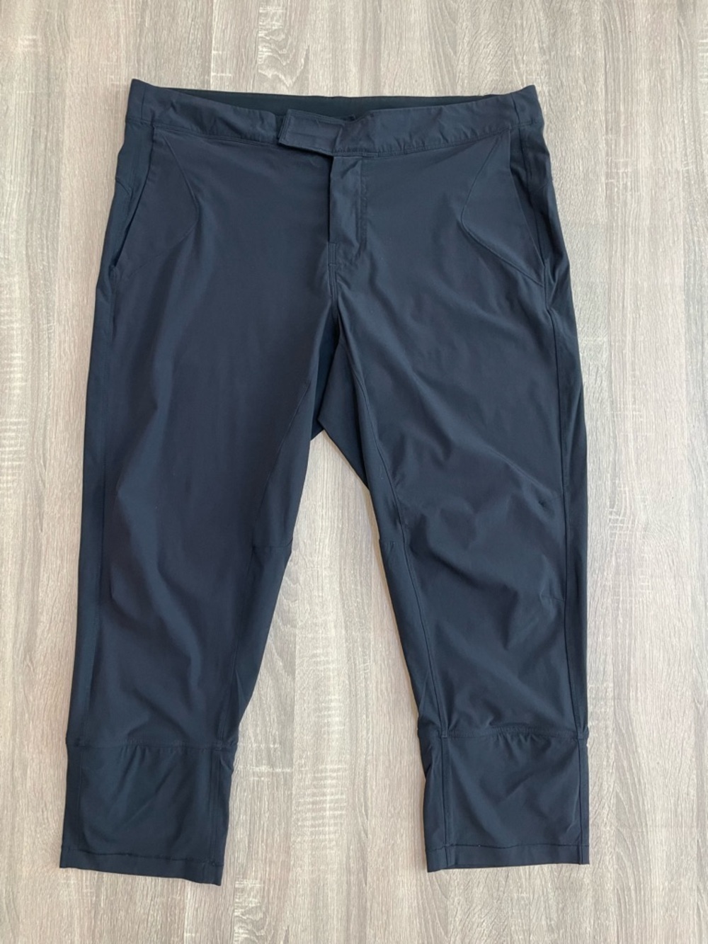 LULULEMON Men's Black Athletic Crop Pants. Size 38